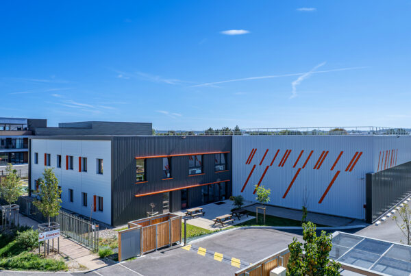 Vue de drone d'un bâtiment industriel clé en main à Genas, construit par CMC Promotion immobilière d'entreprise par Julien Michel Entourage Communication