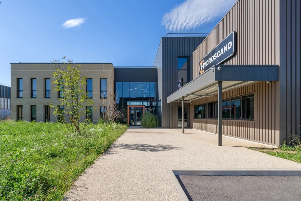 Construction-cle-en-main-CMC-pierre-taille-pathel-genas-entree-principale-Entourage-Communication-2 Architecture industrielle moderne alliant pierre de taille et structure acier - Projet Pathel par CMC - Photo Entourage Communication - Julien Michel