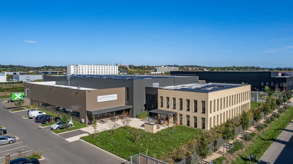 Construction-cle-en-main-CMC-pierre-taille-pathel-genas-vue-drone-Entourage-Communication Bâtiment industriel réalisé par clé main, construction pour la société Pathel Hydroscand Vue aérienne drone - Photo Julien Michel - Entourage Communication