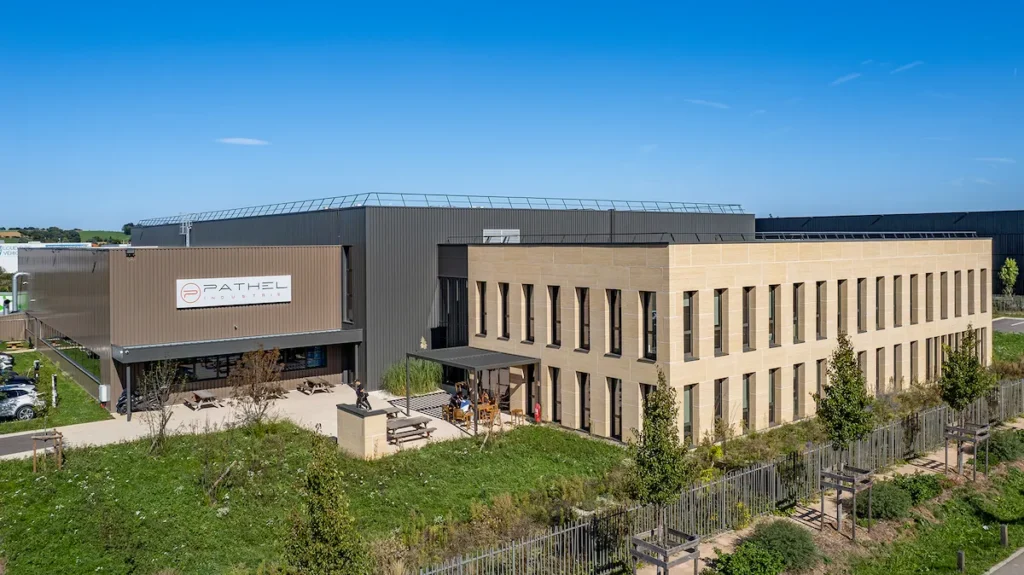 Construction-cle-en-main-CMC-pierre-taille-pathel-genas-vue-drone-proche-Entourage-Communication Réalisation immobilière industrielle de prestige dans l'Est Lyonnais : le bâtiment Pathel à Genas - Photo Entourage Communication - Julien Michel