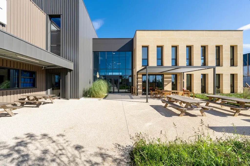 Construction-cle-en-main-CMC-pierre-taille-pathel-genas-zone-detente-jardin-Entourage-Communication-2 Façade en pierre de taille naturelle issue de carrière pour le siège social de Pathel à Genas - Photo Entourage Communication - Julien Michel