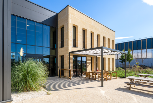 Construction du bâtiment industriel Pathel à Genas par CMC avec façade en pierre de taille - Photo Entourage Communication - Julien Michel