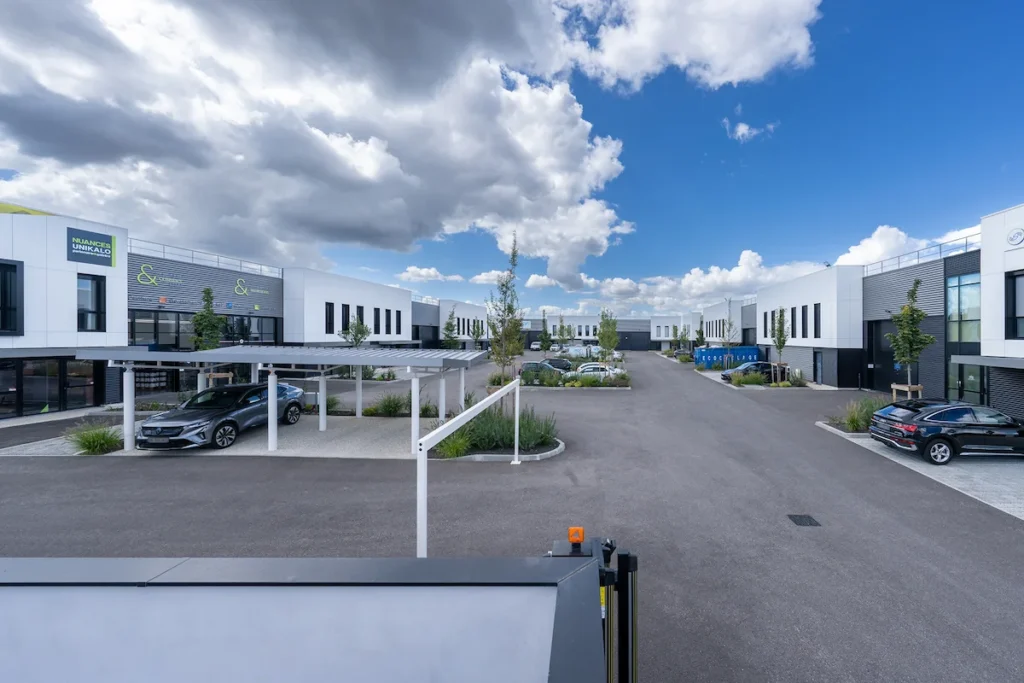 Parc-activite-continental-CMC-lyon-Entourage Communication-03 Parc d'activité -Bâtiments industriels et locaux d'activité Parc Continental Lyon - vue aérienne - Réalisation clé en main CMC - Photo Entourage Communication - Julien Michel