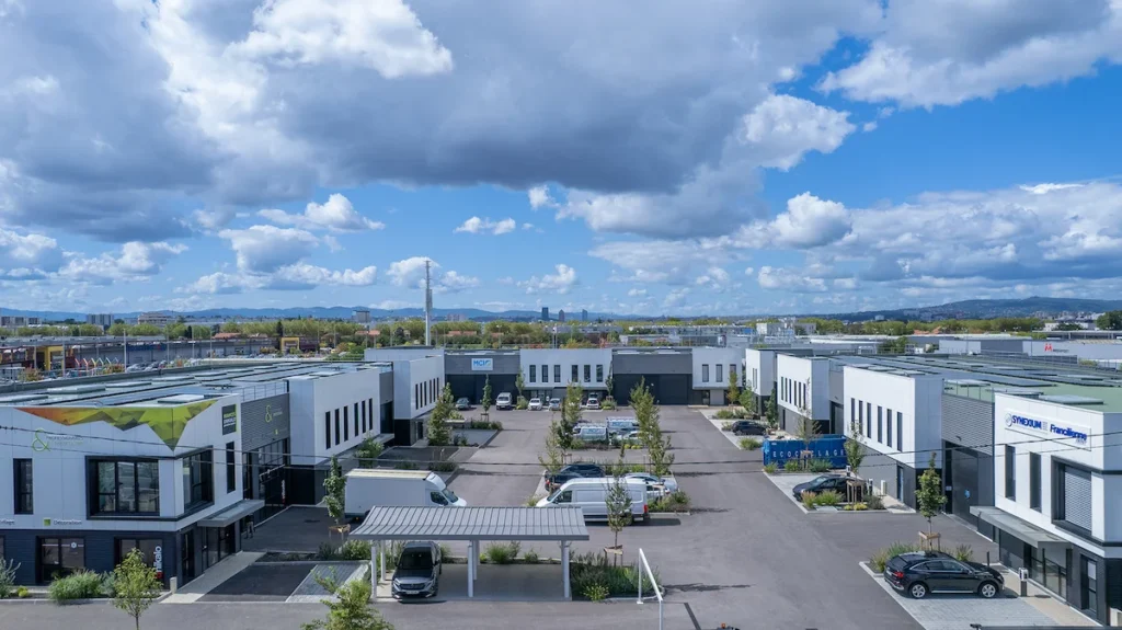 Parc-activite-continental-CMC-lyon-Entourage Communication-05 Parc d'activité -Bâtiments industriels et locaux d'activité Parc Continental Lyon - vue aérienne par drone - Réalisation clé en main CMC - Photo Entourage Communication - Julien Michel
