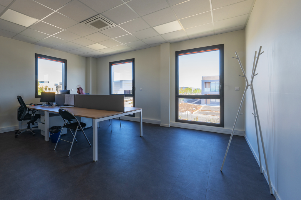 batiment-industriel-bureaux-spacieux-etandex-genas-cmc Aménagement intérieur bureaux spacieux Etandex à Genas - Projet clé en main CMC - Photo Entourage Communication - Julien Michel