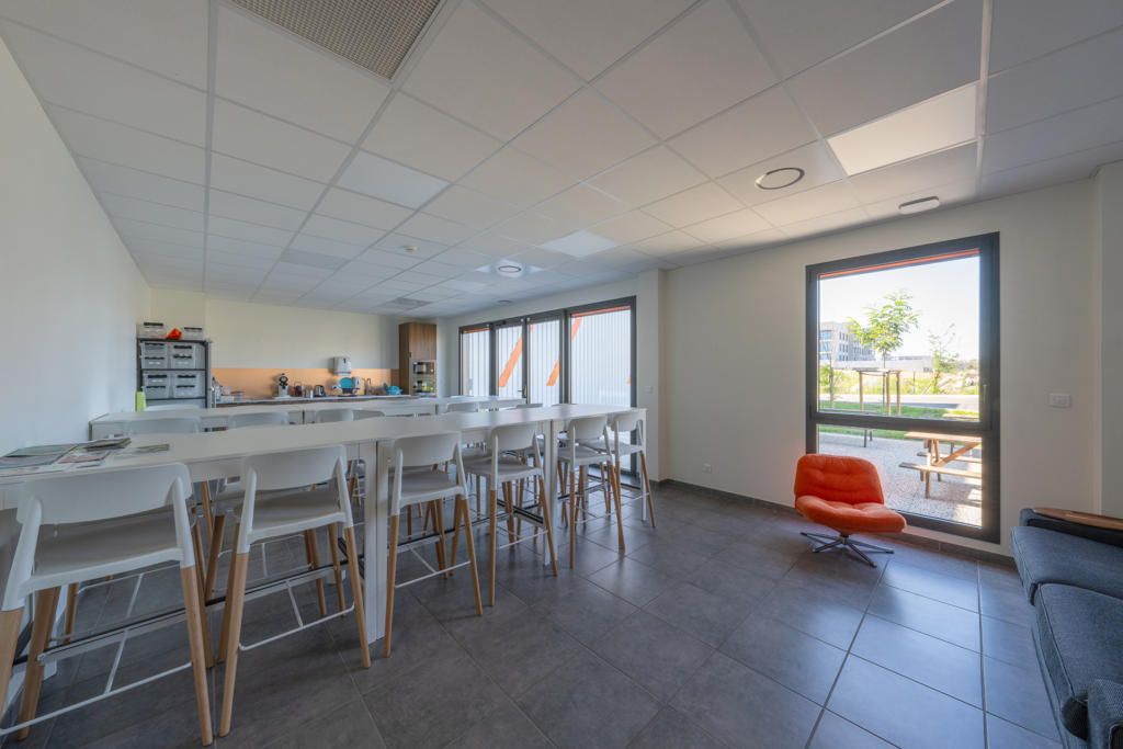 batiment-industriel-cuisine-salle-commune-etandex-genas-cmc Aménagement intérieur cuisine et salle de pause Etandex à Genas - Projet clé en main CMC - Photo Entourage Communication - Julien Michel