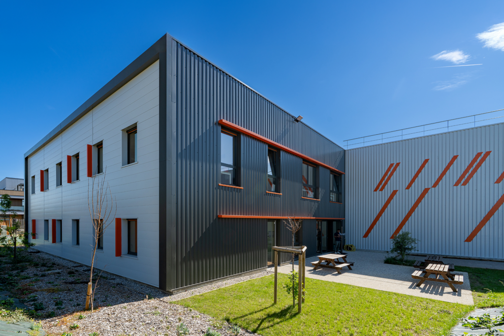 batiment-industriel-etandex-genas-cmc-1 Architecture industrielle et bâtiment clé-en-main Etandex à Genas 69740 - Réalisation CMC - Photo Entourage Communication - Julien Michel