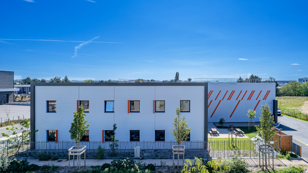 batiment-industriel-vue-aerienne-drone-bardage-metallique-etandex-genas-cmc Construction du bâtiment industriel Etandex à Genas par CMC - Vue extérieure façade - Photo Entourage Communication - Julien Michel