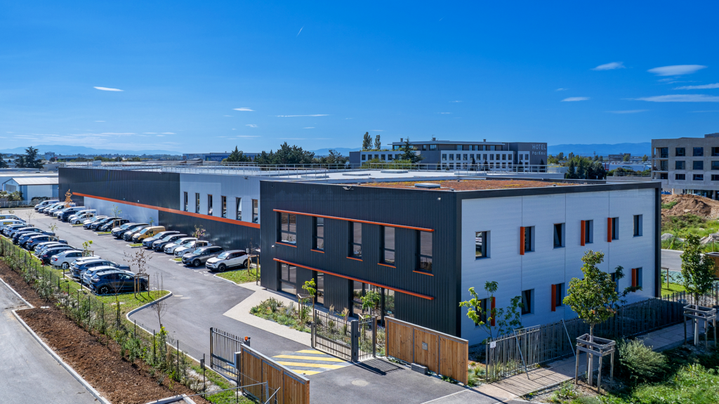 batiment-industriel-vue-aerienne-drone-bardage-metallique-etandex-genas-cmc-2 Architecture industrielle et bardage du projet Etandex à Genas 69740 - Réalisation CMC - Photo Entourage Communication - Julien Michel