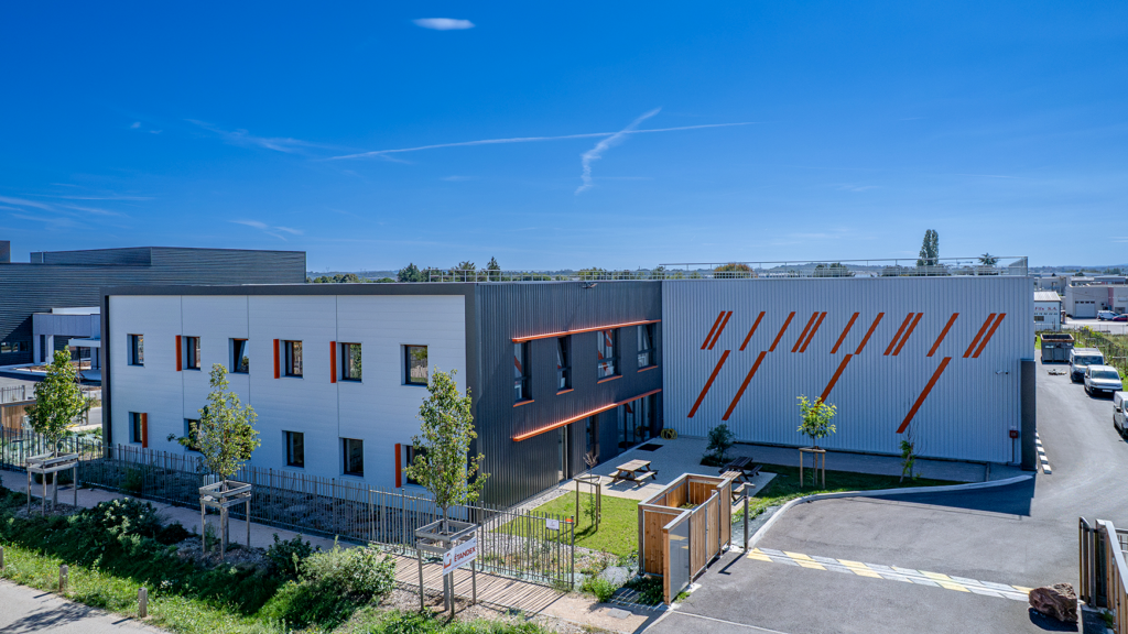 batiment-industriel-vue-aerienne-drone-etandex-genas-cmc Promotion immobilière industrielle à Genas : bâtiment Etandex réalisé par le Groupe CMC - Photo Entourage Communication - Julien Michel