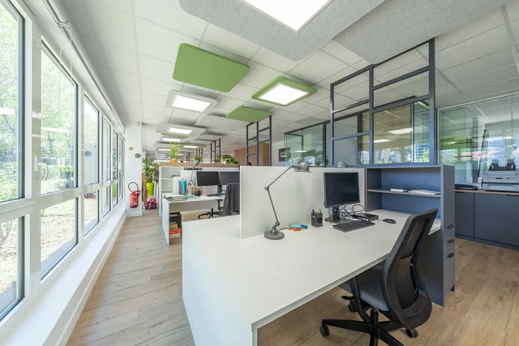 agencement-bureaux-tertiaire-lyon-santos-cmc-par-entourage-communication-julien-michel-2 Travaux de second œuvre et agencement de bureaux lumineux dans le bâtiment Santos.