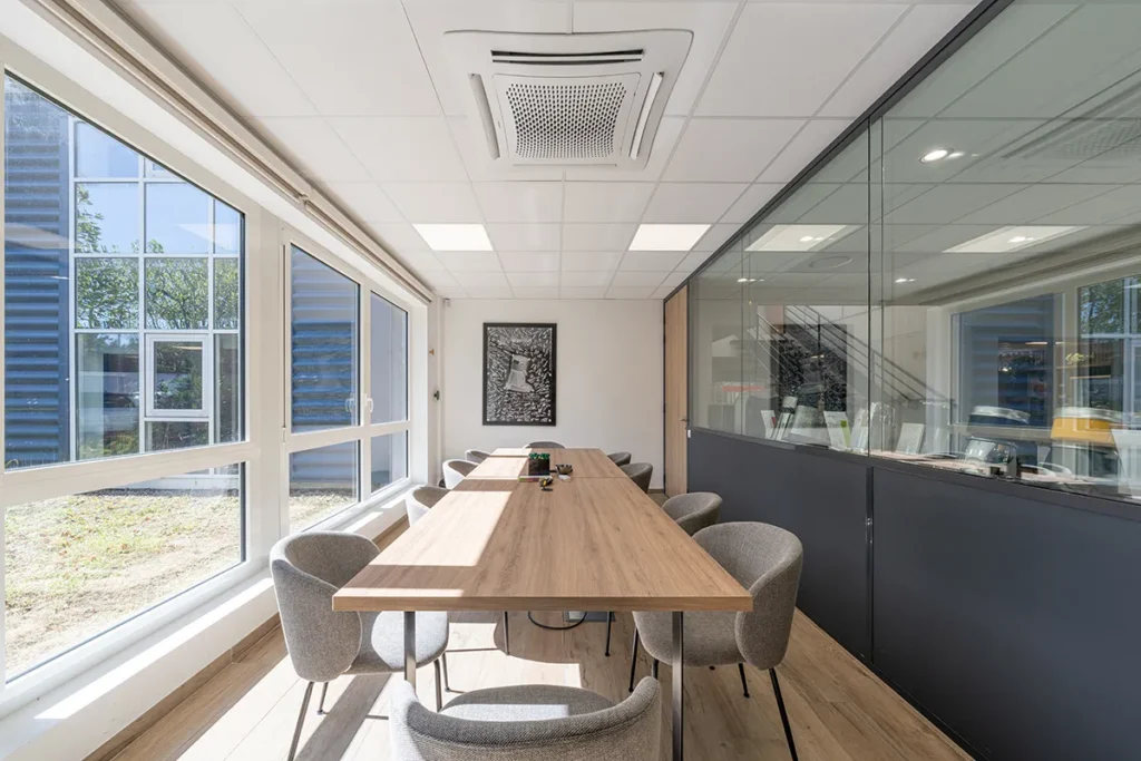 amenagement-salle-reunion-santos-cmc-construction-par-entourage-communication-julien-michel Travaux de second œuvre et agencement de salle de réunion lumineuse dans le bâtiment Santos.