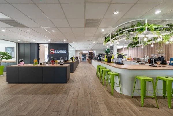 Création d'un espace de vente et showroom pour les machines Santos par CMC Construction.