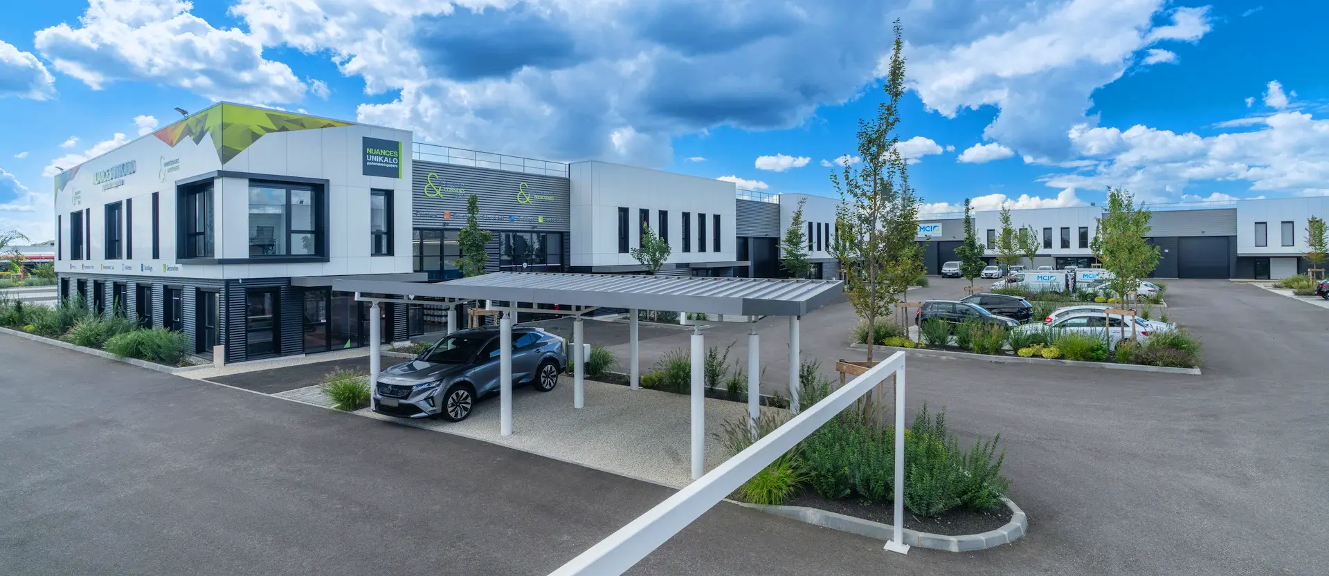 Vue aérienne d'un parc d'activités et de bâtiments industriels construits par l'entreprise Clé en Main Construction (CMC) à [Ville]. Immobilier d'entreprise et locaux professionnels.