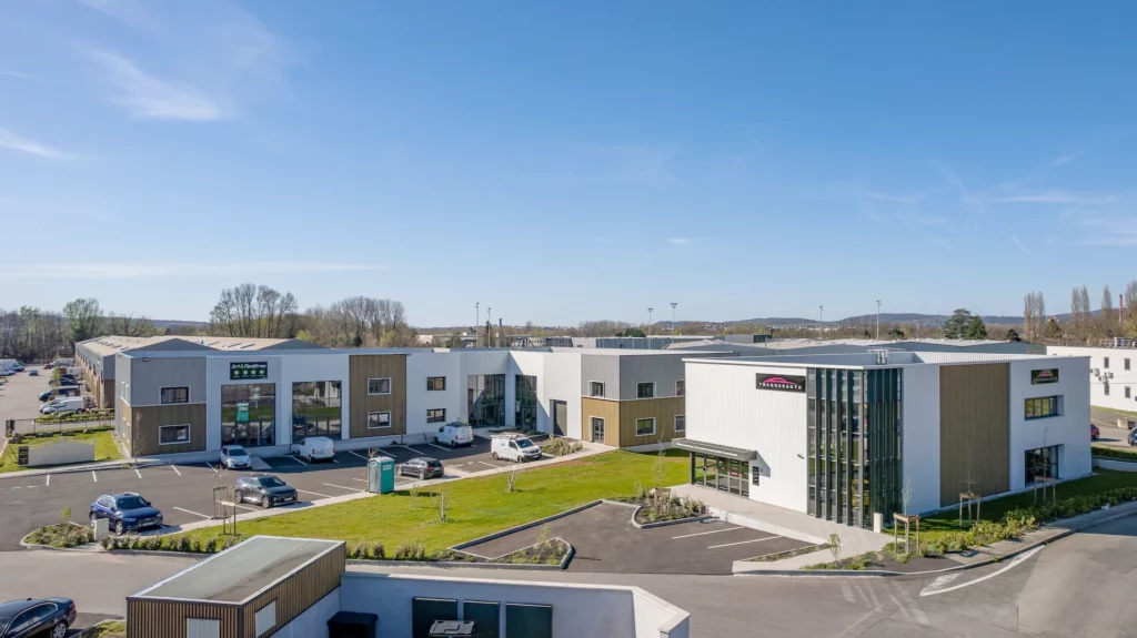 Bâtiment industriel à Bourgoin-Jallieu - Photo par Entourage Communication Construction d'un Parc d'activité industriel et d' entrepôts à Bourgoin-Jallieu par l'entreprise Clé en Main Construction (CMC). Immobilier d'entreprise.