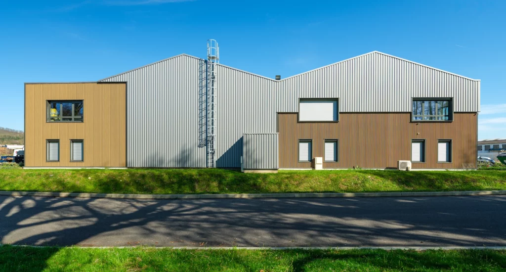 cle-en-main-construction-batiment-industriel-bourgoin-jallieu-entourage-communication-4 Bâtiment métal et bois, Bourgoin-Jallieu, clé en main construction