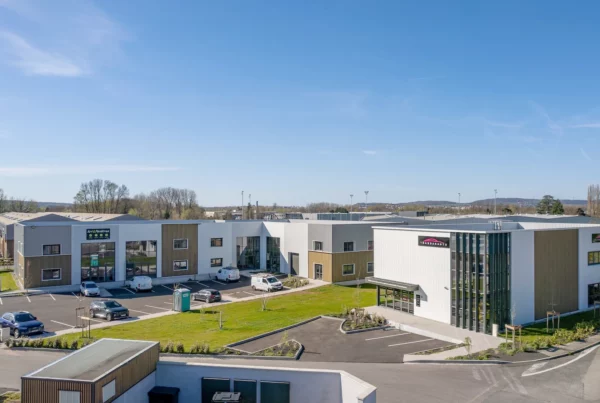 Construction d'un Parc d'activité industriel et d' entrepôts à Bourgoin-Jallieu par l'entreprise Clé en Main Construction (CMC). Immobilier d'entreprise.